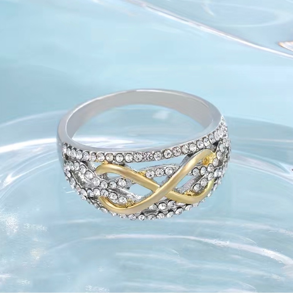 💎 Ladies Two Tone Infinity Design Ring Size 8 New - Picture 2 of 4